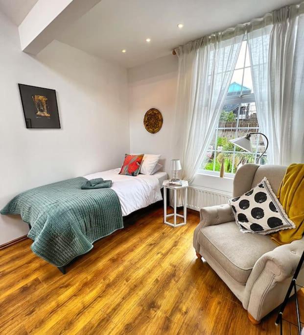 True Colours Apartment In Central Location Bangor  Exterior photo