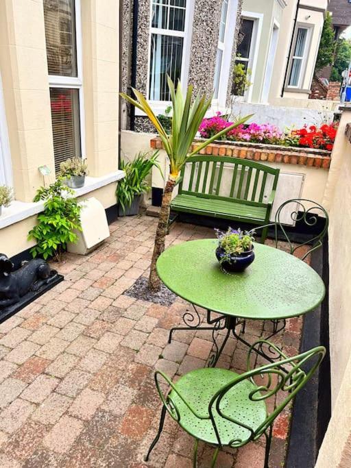 True Colours Apartment In Central Location Bangor  Exterior photo