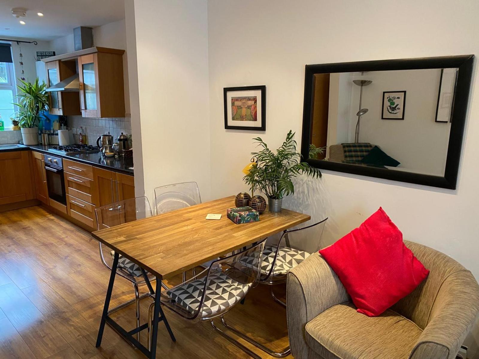 True Colours Apartment In Central Location Bangor  Exterior photo